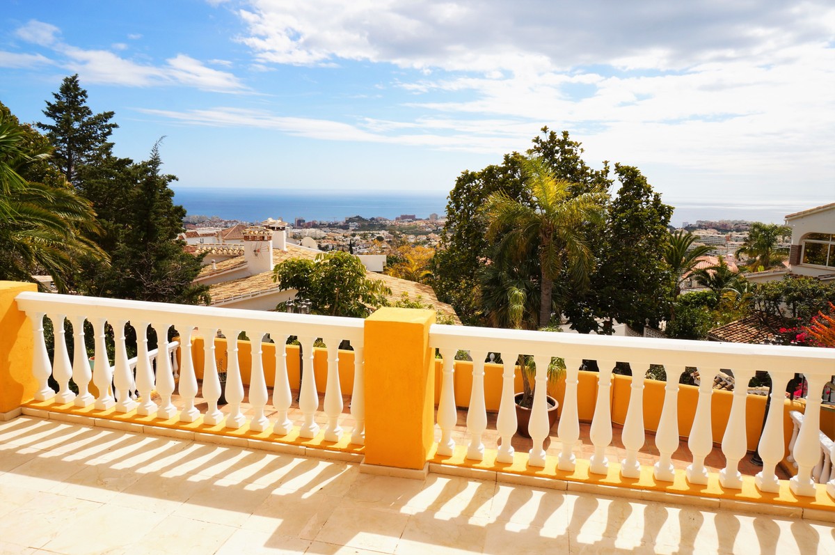 Lovely villa with sea views, close to amenities in Benalmadena